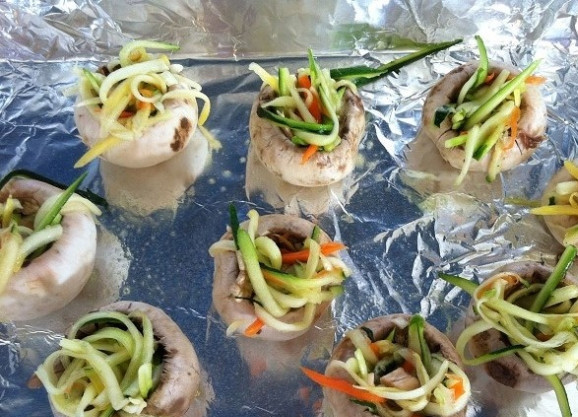 1. Этап. Шампиньоны, фаршированные овощами: 5. Шляпки расположите на противень. Нафаршируйте их овощами и грибами.