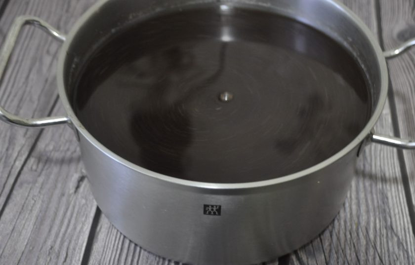 1. Этап. Квас на ржаной закваске: Дайте солоду настояться, охладите до комнатной температуры.