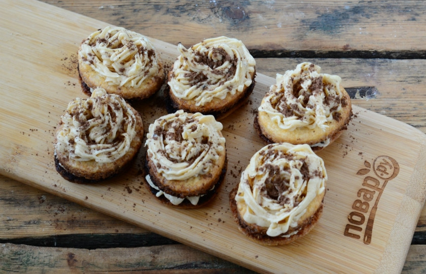 1. Этап. Мокко овальчики: Сверху также украсьте кремом и присыпьте шоколадом или какао.