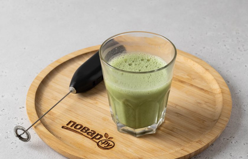 1. Этап. Матча Аффогато: Взбейте напиток специальным венчиком или капучинатором.