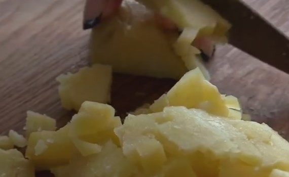 1. Этап. Слоеный салат Королевская шуба: 1. Картофель нужно очистить и нарезать небольшими кубиками.