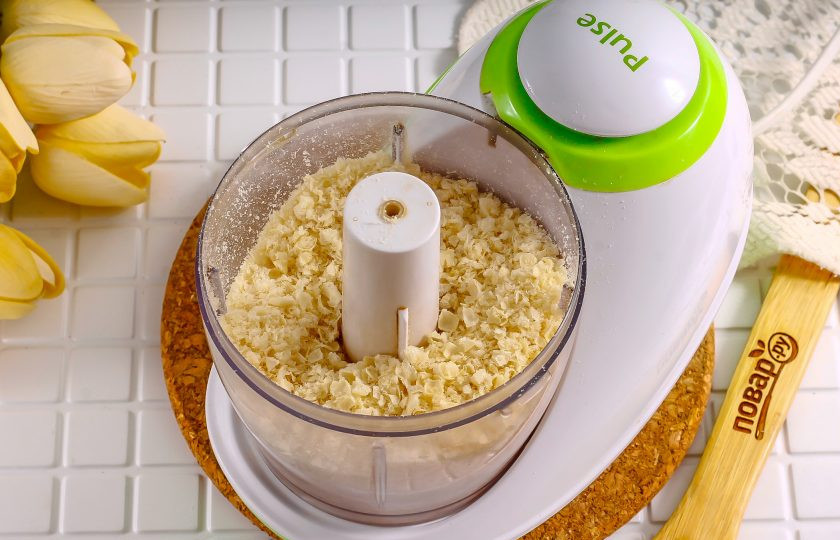 1. Этап. Конфеты из творога и вафель: Вафли либо вафельные коржи разломите и поместите в емкость измельчителя, блендера. Измельчите в крошку примерно 2-4 минуты.