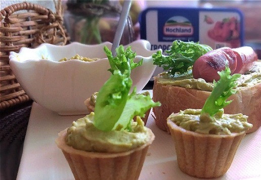 1. Этап. Паштет из горошка и творожного сыра: Паштет можно использовать и для гостей или в праздничные дни, выложив его в маленькие тарталетки 