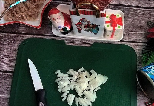 1. Этап. Картофельная запеканка с консервированным тунцом: Нам понадобится луковица. Режем её мелко.