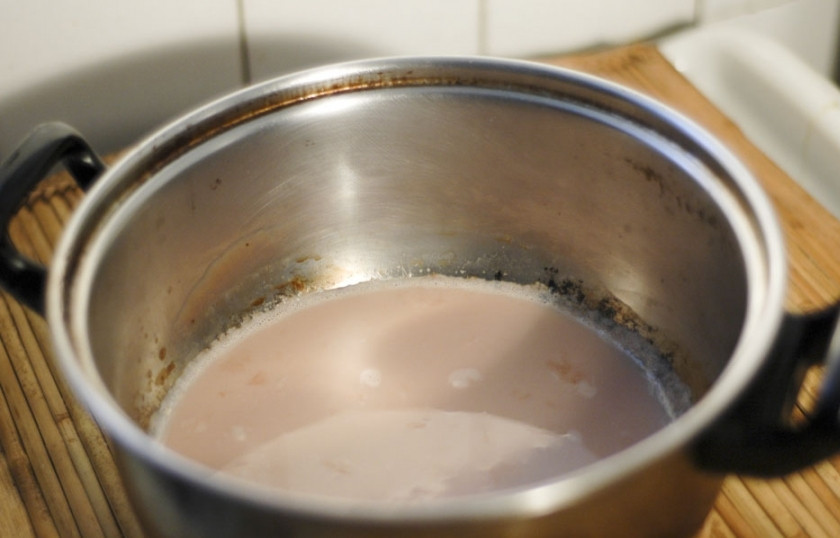 1. Этап. Вегетарианский мусс: Разогрейте в кастрюле соевое шоколадное молоко и оставьте в сторону.