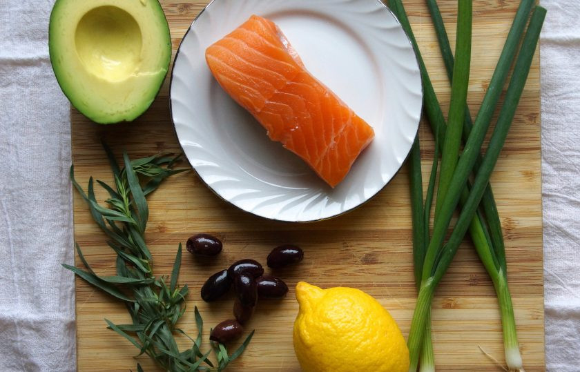 1. Этап. Тартар из лосося и авокадо: 1. Итак, подготовьте все необходимые ингредиенты. Лосось первым делом положите в морозильную камер минут на 15. За это время подготовим все остальные ингредиенты.