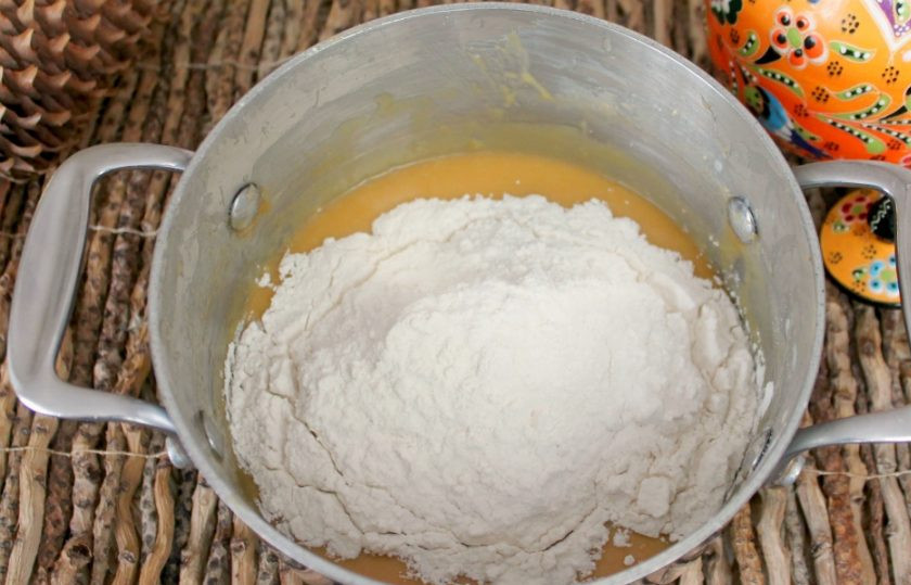 1. Этап. Карамельное печенье: Насыпаем муку и добавляем гашенную соду. Замешиваем тесто.