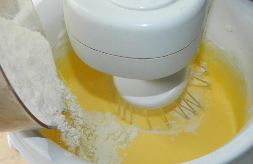 1. Этап. Торт Львенок: Для приготовления бисквитного теста взбейте яйца с сахаром в пышную пену. Аккуратно вмешайте просеянную муку с содой.