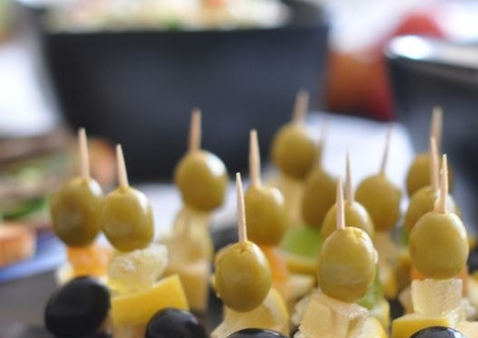 1. Этап. Закуска на шпажках с мармеладом: И завершающий аккорд – по одной оливке. Закуска готова, можно подавать на стол.