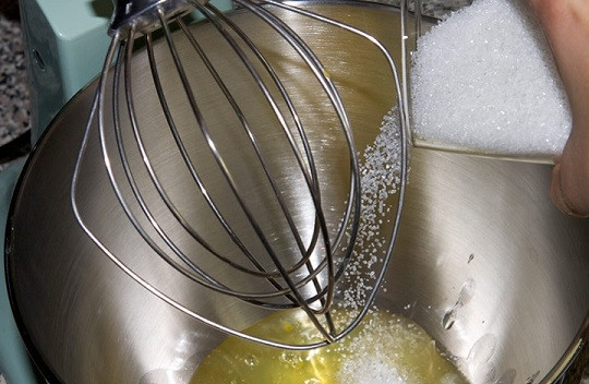 1. Этап. Легкий бисквит: 2. К белкам добавьте соль и сахар.