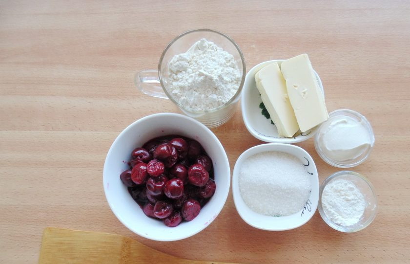 1. Этап. Вишневый коблер: Подготовьте ингредиенты для приготовления коблера с вишней.