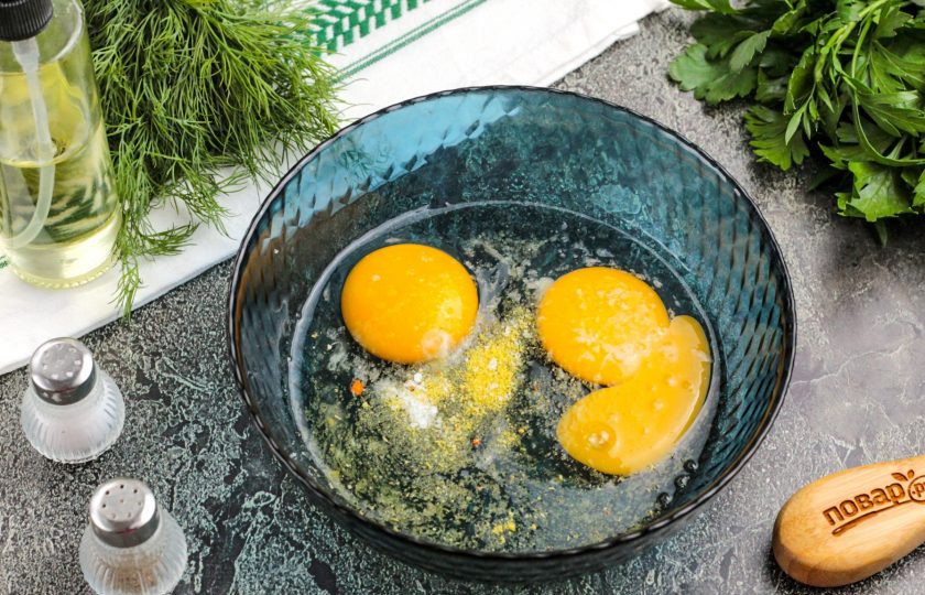 1. Этап. Наггетсы в аэрогриле: Куриные яйца взбейте в отдельной емкости с приправой для курицы и солью.