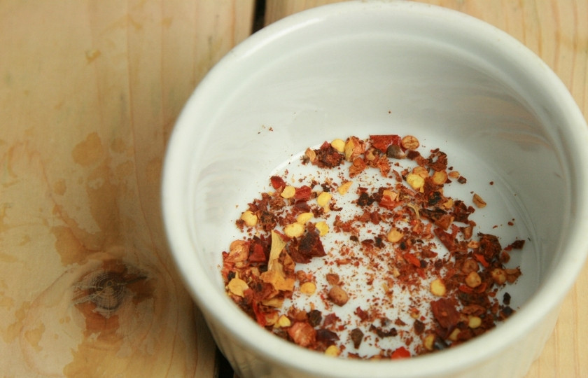 1. Этап. Итальянская заправка для салата: Смешайте майоран и красный молотый чили перец.