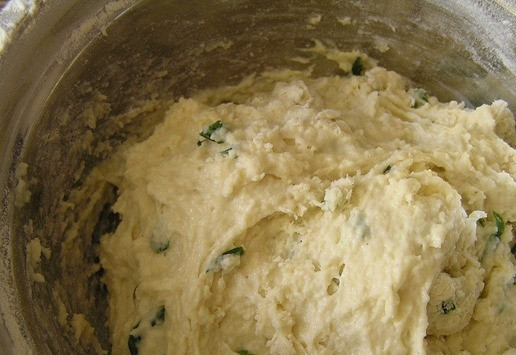 1. Этап. Пирог с лососем, зеленью и овощами: Замесите эластичное тесто.