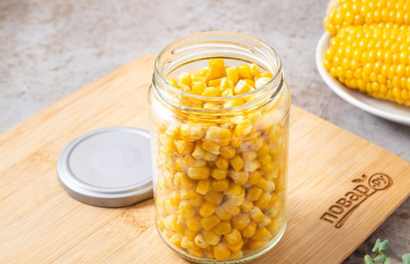 1. Этап. Кукуруза сладкая консервированная: Заполните кукурузными зернами стерилизованную банку по плечики.