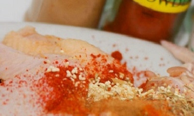 1. Этап. Маринад для крылышек барбекю: 2. Очистите и измельчите чеснок, выложите его на крылья вместе со всеми специями и травами. Как следует натрите ими курочку со всех сторон. Используйте в этом простой рецепте маринада для крылышек барбекю все, что вам по вкусу.