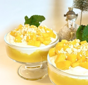 1. Этап. Творожно-кокосовый десерт с манго: Украсить кубиками манго и можно сразу подавать.