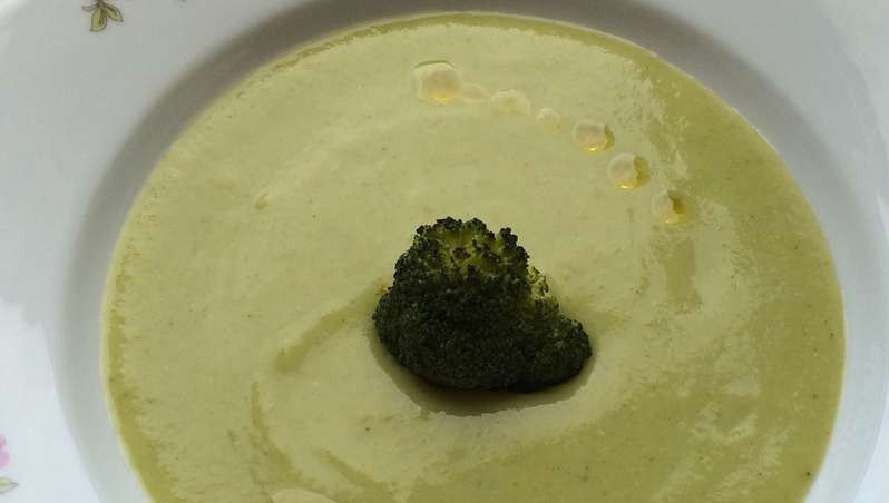 1. Этап. Суп-пюре из брокколи с плавленым сыром: 5. При подаче можно добавить несколько капель оливкового масла (или немного сливочного). Подавать суп-пюре из брокколи с плавленым сыром нужно в горячем виде. По вкусу добавьте соль и перец.