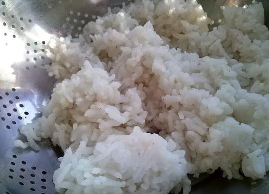 1. Этап. Голубцы ленивые в духовке: 2. Отварите до готовности рис согласно указаниям на упаковке. Готовый рис откиньте на дуршлаг и слейте холодной водой.