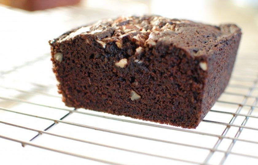 1. Этап. Шоколадный пирог с тыквой и орехами: 8. Оставьте пирог в форме на 5 минут, затем переложите на решетку и оставьте до полного остывания.