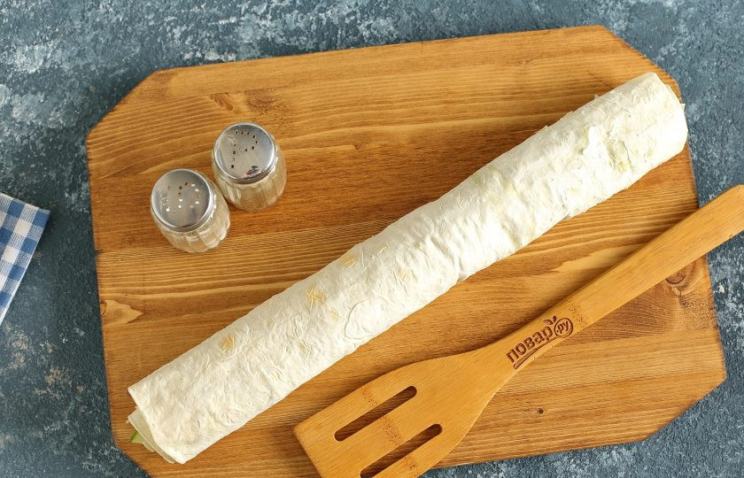 1. Этап. Диетические начинки для лаваша: Готовым рулетам из лаваша дайте немного пропитаться и лишь потом нарежьте и подавайте к столу.