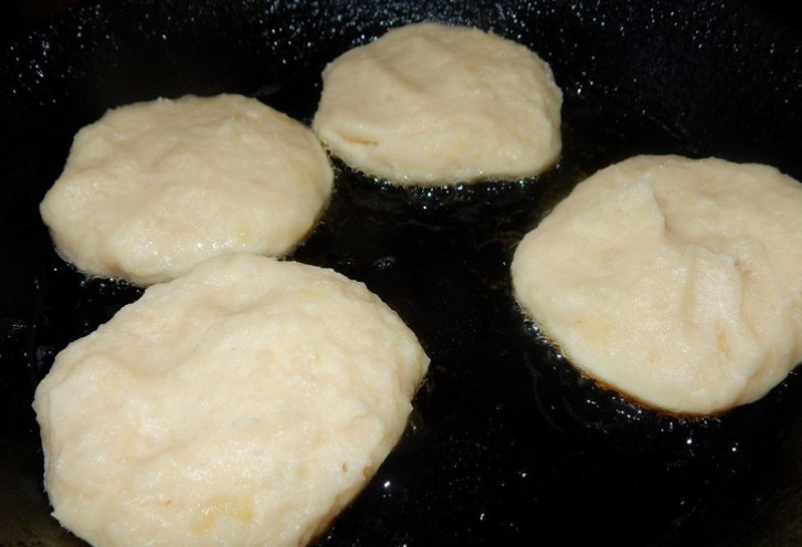 1. Этап. Картофельные зразы с квашеной капустой: Мокрыми руками формируем зразы. Внутрь можно добавить начинку из капусты (по желанию). Обжариваем зразы на растительном масле до румяной корочки.