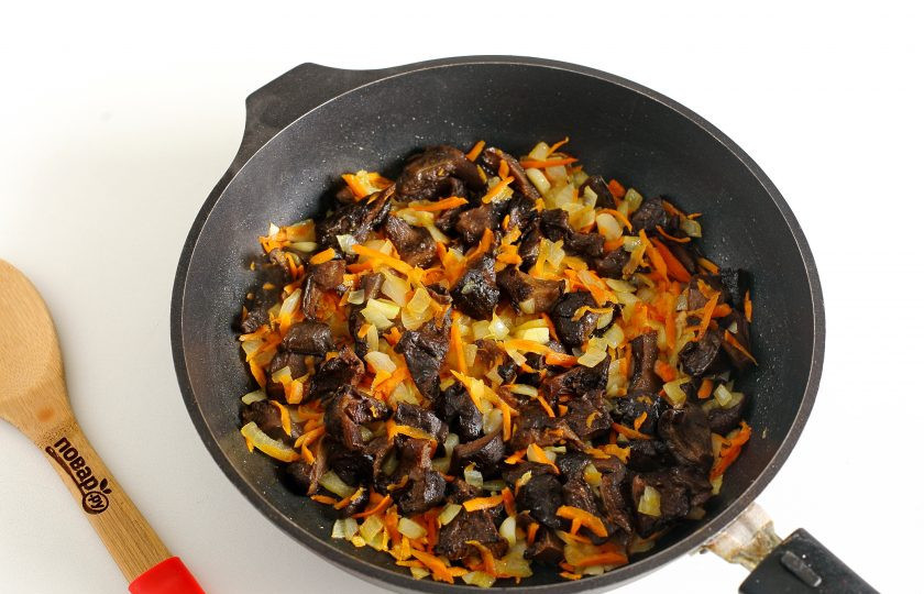 1. Этап. Капуста тушеная с грибами и рисом: Добавьте грибы и продолжайте пассеровать все вместе еще 5-7 минут.