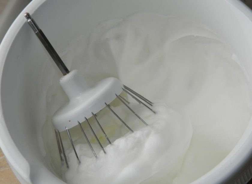 1. Этап. Заварной бисквитный рулет: А оставшиеся 4 белка взбейте отдельно в пышную пену.