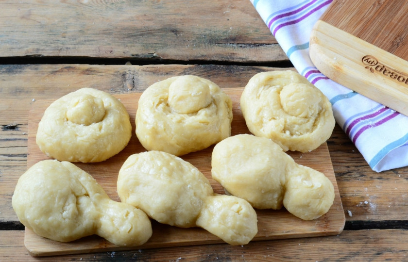 1. Этап. Бриошь классическая: Из полученных шариков сформируйте что-то на подобие кегли, затем в широкой части сделайте отверстие и протяните через него узкую часть. Получится симпатичная и необычная булочка.