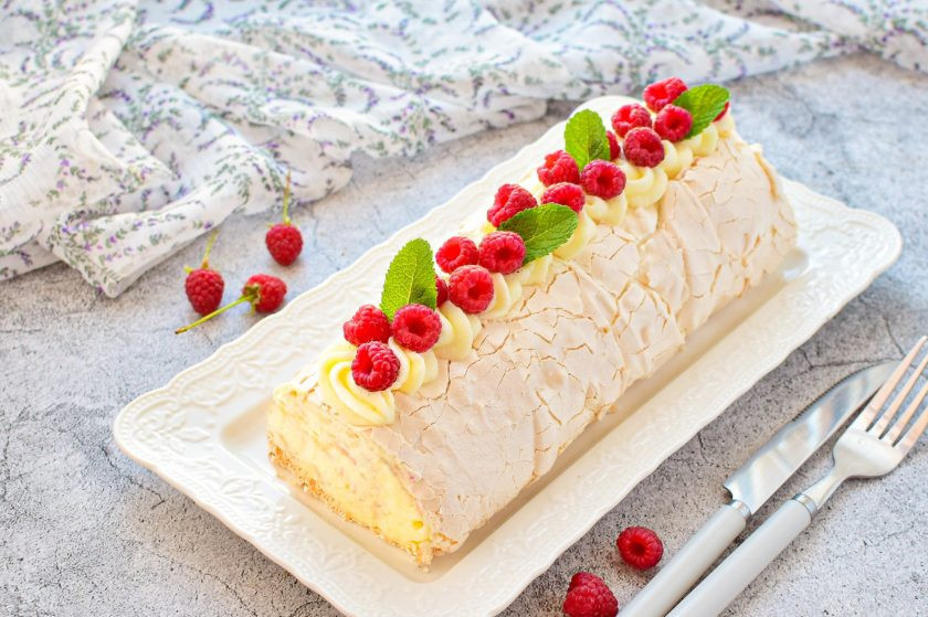 1. Этап. Меренговый рулет с заварным кремом: Украсить рулет можно любыми ягодами или фруктами.