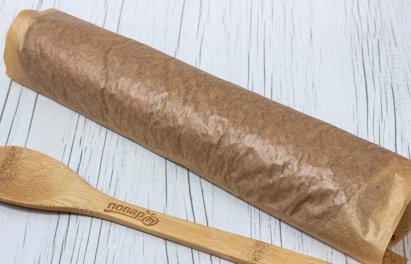 1. Этап. Шоколадный бисквитный рулет: Аккуратно сверните с рулет вместе с бумагой.