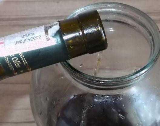 1. Этап. Вино из шелковицы: 4. Добавим вино, и настаиваем теперь еще две недели. Потом снимаем осадок, добавим по вкусу сахар, разливаем вино по стерильным бутылям — и закупориваем.