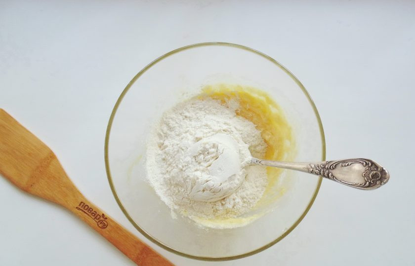 1. Этап. Пирог с орехами и вареньем: Насыпьте муку и разрыхлитель.