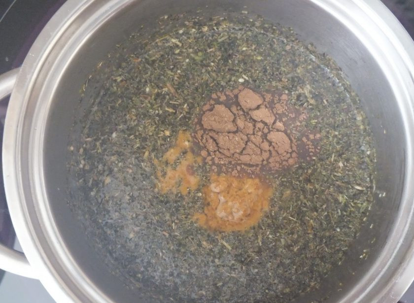 1. Этап. Леденцы без сахара: В небольшой нержавеющей кастрюле залейте травы и специи кипятком. На медленном огне проварите около 7 минут. Снимите с огня, дайте настояться отвару под крышкой в течение получаса. Затем полученный отвар процедите. Травы выбросите.