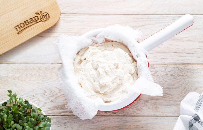 1. Этап. Сыр из арахиса: Сыворотку можно слить, а получившуюся массу заверните в марлю, переложите в сито и поставьте под пресс на несколько часов. Я использую специальную форму для домашнего сыра и творога. Чем дольше держать под прессом, тем плотнее получится сыр. Я оставляла на 12 часов.