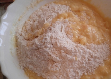 1. Этап. Кулич из творога: А теперь начинаем добавлять муку, смешанную с разрыхлителем. Тесто у нас должно быть эластичным и достаточно густым.