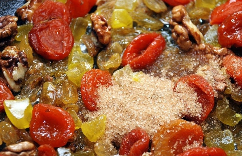 1. Этап. Постная рисовая каша с сухофруктами: Добавьте сахар (коричневый получше будет, но можете и обычный). Перемешайте. Добавьте специи: шафран, корицу и ваниль.