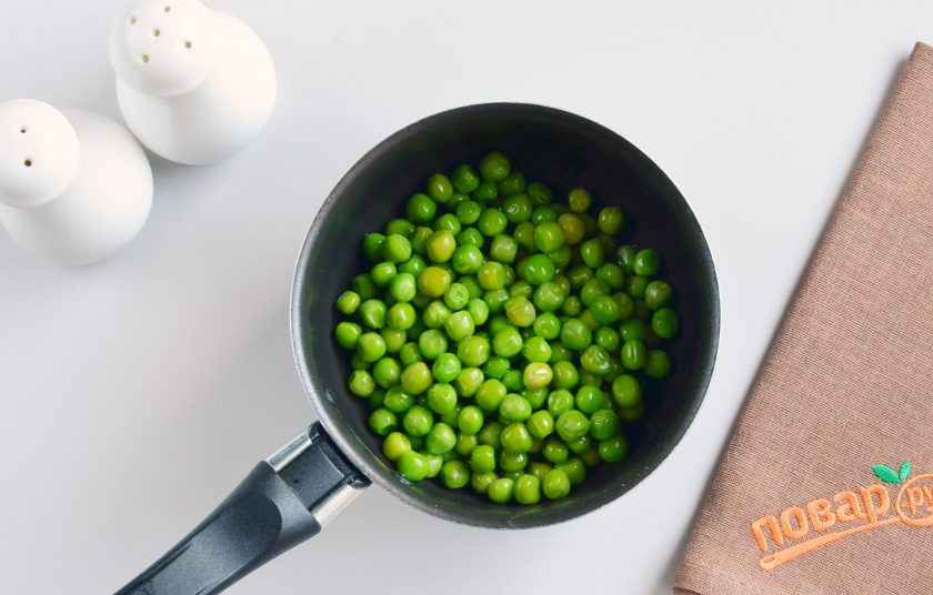1. Этап. Салат со скумбрией: Вскипятите стакан воды. Выложите горошек, немного соли и варите 5-7 минут. Готовый горошек нужно обдать ледяной водой, чтобы сохранить цвет, откинуть на сито.