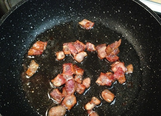 1. Этап. Жареная брокколи с фасолью и беконом: 4. На хорошо разогретой сковороде с ложкой растительного масла обжариваем бекон до любимого вами состояния. Мне нравится хорошо обжаренный и хрустящий бекон. Убираем обжаренные кусочки со сковороды.