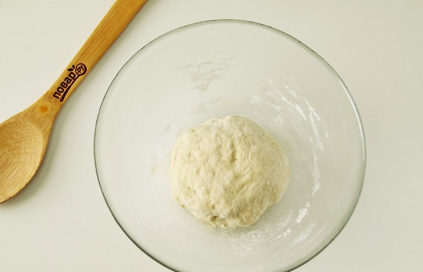 1. Этап. Пицца с морковью: Замесите мягкое, чуть липкое тесто. Соберите его в шар, накройте полотенцем и уберите миску в теплое место примерно на 1 час.