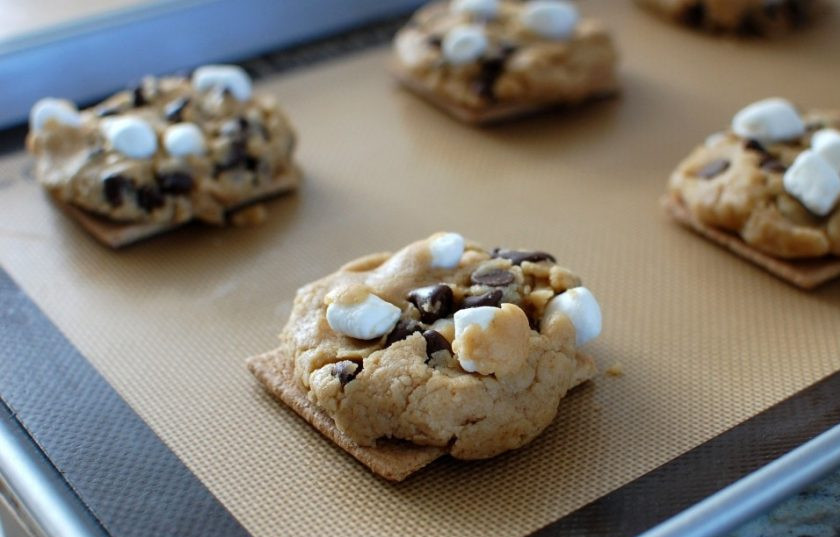 1. Этап. Печенье с шоколадом и зефирками: 7. Аккуратно сформируйте печенье по форме крекера. Запекайте при 180 градусах около 10-12 минут.