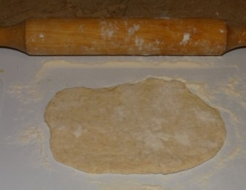 1. Этап. Свиха: Раскатываем шарик теста в овальную лепешку.