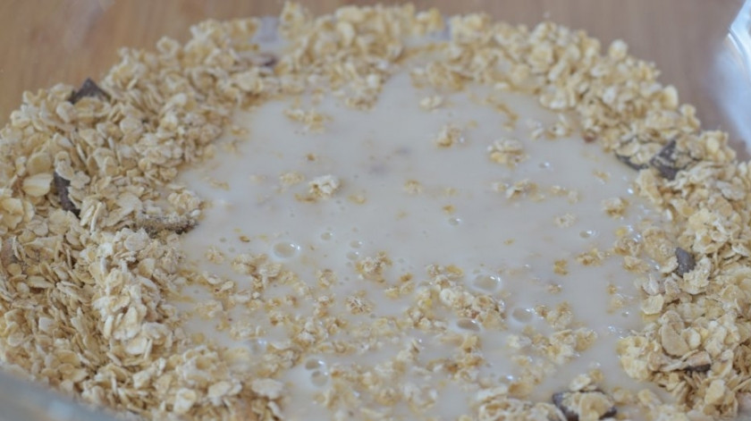 1. Этап. Овсяное печенье с медом на кефире: Для начала хлопья с шоколадом залейте кефиром. Оставьте их минут на 20, чтобы они набухли.