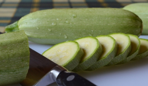 1. Этап. Кабачки по-марсельки: Кабачки порежьте тонкими кружочками.