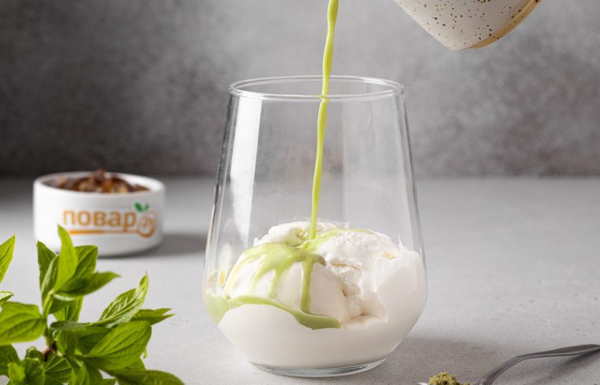 1. Этап. Матча Аффогато: Влейте сверху тонкой струйкой матча.