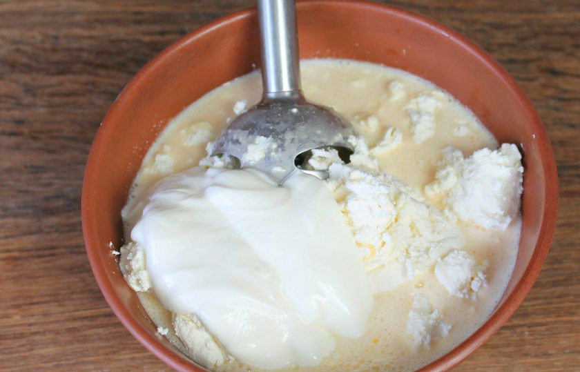 1. Этап. Тертый шоколадный пирог с творогом: Добавляем творог и сметану. Перемешиваем погружным блендером.