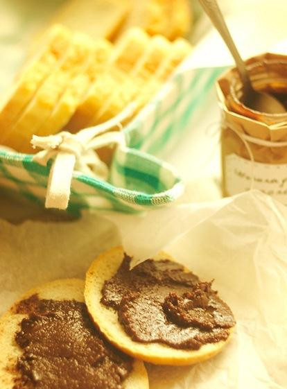 1. Этап. Шоколадное масло: Собственно, остается охладить масло в холодильнике и намазать его на свежий хлеб :) Приятного аппетита!