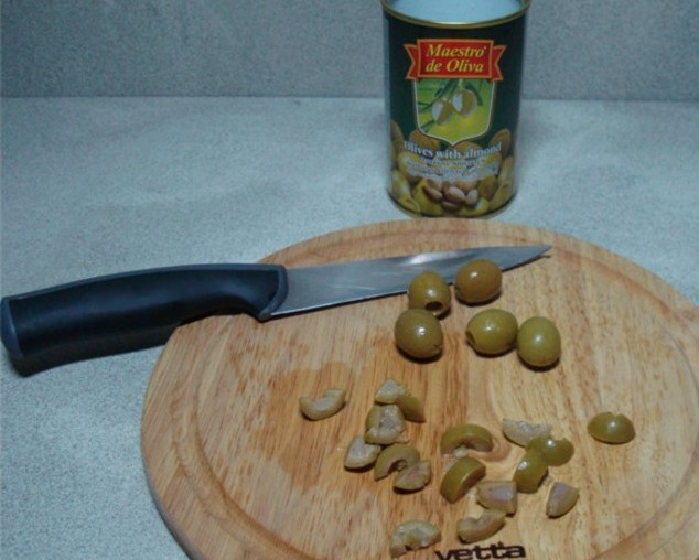 1. Этап. Пирожки с куриным фаршем: Оливки так же нарезаем на небольшие кусочки.