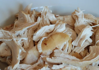 1. Этап. Суп с курицей и гречкой: Теперь очищаем мясо от костей и нарезаем его на небольшие кусочки.