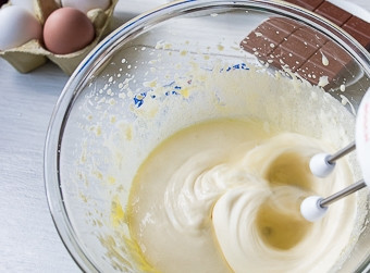 1. Этап. Вафельные трубочки с кремом: Для начала приготовьте крем. Желтки взбейте со 120 г. сахара блендером. Всыпьте в массу 80 г. муки, перемешайте до единой консистенции.